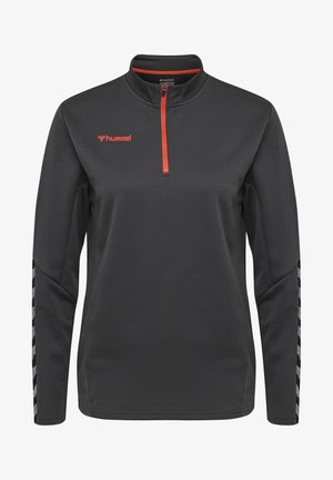 Sort quarter-zip trøje med rød lynlås og logo, der har lange ærmer og mønstrede detaljer på siderne. Tekstureret stoffinish.