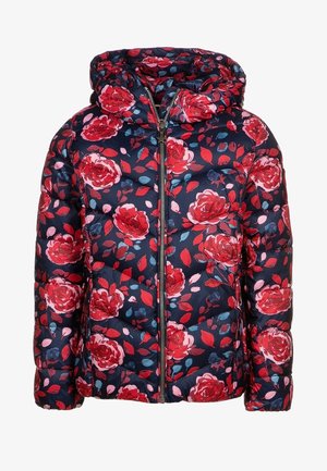 Kwiatowa kurtka puchowa z kapturem, na ciemnoniebieskim tle, z dużymi czerwonymi różami, różowymi akcentami i zapięciem na zamek. Widoczna pikowana faktura.