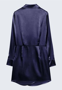 Marinblus i satin, långa ärmar, spetsig krage, slät yta, rundad fåll bak med sidoflikar, subtilt draperad design.