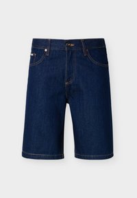 Σκούρα μπλε τζιν σορτς με πέντε τσέπες, κλείσιμο με κουμπί και κίτρινη ραφή, εμφανιζόμενα σε απλό ανοιχτό γκρι φόντο.