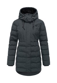 Chaqueta acolchada gris con capucha, con un patrón acolchado, cordones ajustables y cremallera frontal. Textura suave y diseño alargado.