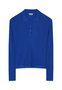 Dlhý rukáv polo tričko v živej modrej farbe, s rebrovanou textúrou, gombíkovou légou a klasickým dizajnom goliera. Mäkký povrch látky.