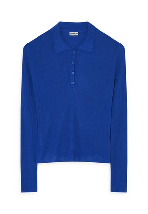 Koszulka polo z długim rękawem w intensywnym niebieskim kolorze, z prążkowaną teksturą, guzikiem oraz klasycznym kołnierzykiem. Miękka faktura materiału.