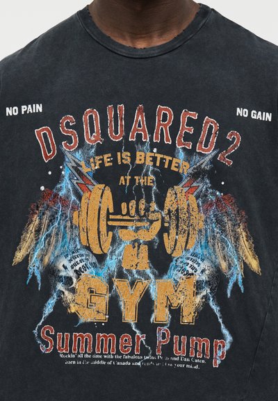 Μαύρο μπλουζάκι με φθαρμένο τύπωμα πορτοκαλί αλτήρα, κρανία, φτερά, αστραπή και κείμενο: "DSQUARED2 Η ζωή είναι καλύτερη στο γυμναστήριο Summer Pump."