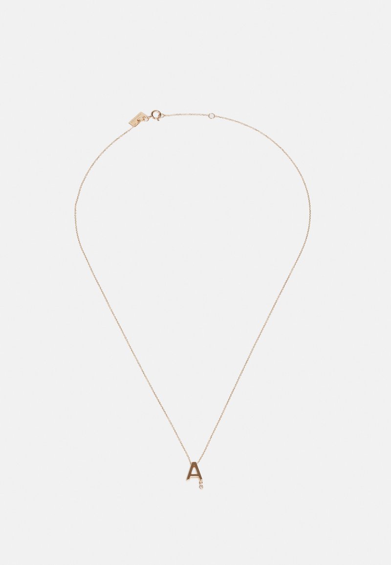 Goldfarbene Halskette mit einem Anhänger in Form eines kleinen "a", zarter Kette und einem kleinen Akzentstein. Minimalistisches Design mit glatter Textur.