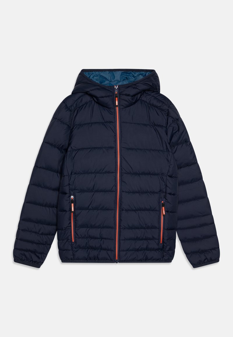 Marineblå pufferjakke med hette, quiltet design, oransje glidelåser, sidelommer og en glatt, lett glinsende tekstur.