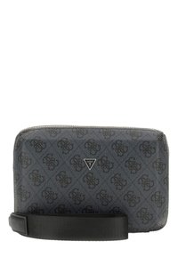 Sac rectangulaire gris avec un motif texturé, équipé d'une sangle noire et d'une fermeture éclair argentée. Détail triangle du logo à l'avant. Tissu résistant.