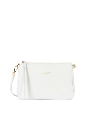 Pochette en cuir blanc avec fermeture éclair dorée et bracelet détachable, logo "Lancaster Paris" embossé en doré sur le devant.