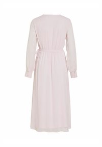 Lungo abito rosa con scollo rotondo, maniche lunghe, vita annodata e polsini con bottoni. Realizzato in tessuto leggero con una silhouette fluente.