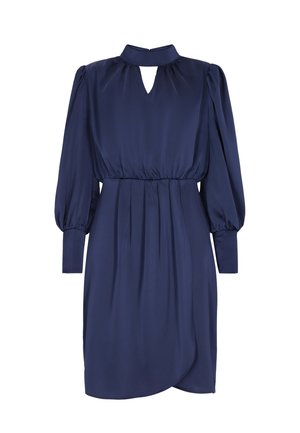 Marineblaue Satinrobe mit hohem Kragen, Schlüssel- Ausschnitt, Ballonärmeln und asymmetrischem Saum, mit Falten und tailliertem Schnitt.