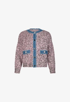 Cardigan en maille rose et noir avec bordure bleue, boutons sur le devant, deux poches à rabat et manches longues.