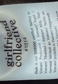 označenie odevu Girlfriend Collective zobrazujúce číslo produktu 1014 a výrobné údaje vo Vietname v niekoľkých jazykoch