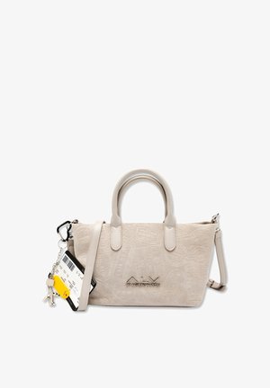 Borsa a tracolla beige in camoscio con due manici, una tracolla, motivi in rilievo e chiavi attaccate con portachiavi giallo e passaggio aereo.