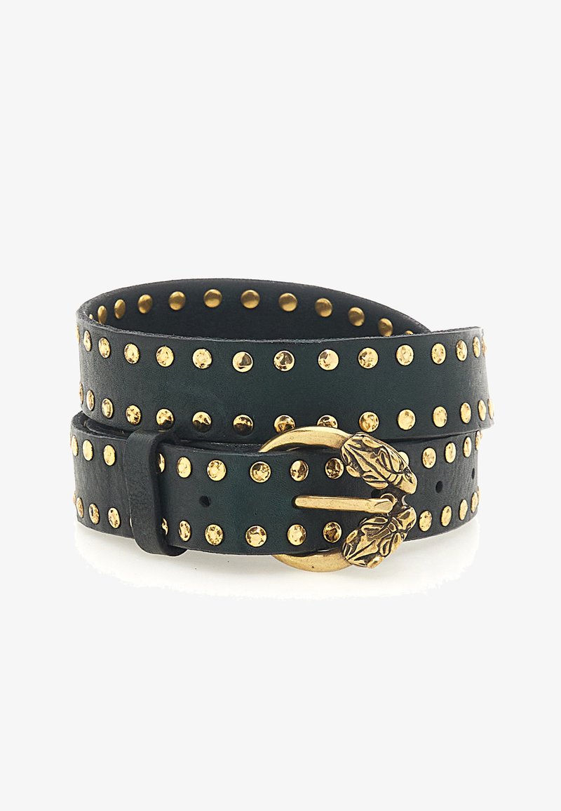 Cintura in pelle verde con borchie dorate, design a doppio avvolgimento e una fibbia ornamentale dorata con accenti a foglia.