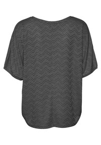 Tmavě šedá halenka s krátkými rukávy se vzorem chevron a kulatým výstřihem, zobrazena zezadu.