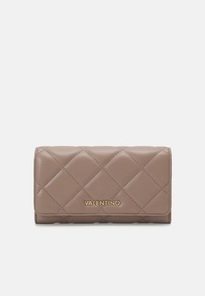 Gequilted leren portefeuille in zacht taupe met gouden "Valentino" logo. Heeft een rechthoekige vorm en drukknoopsluiting. Gladde textuur met een ruitpatroon.