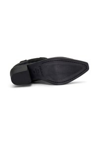 Suela de zapato de cuero negro con superficie texturizada y forma curva. Presenta una puntera redondeada y plana, y un área del talón elevada con un acabado suave.