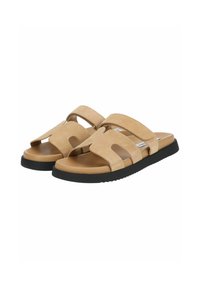 Un paio di sandali slip-on in suede beige con due ampie cinghie e suole in gomma nera, inclinati a sinistra su uno sfondo bianco.