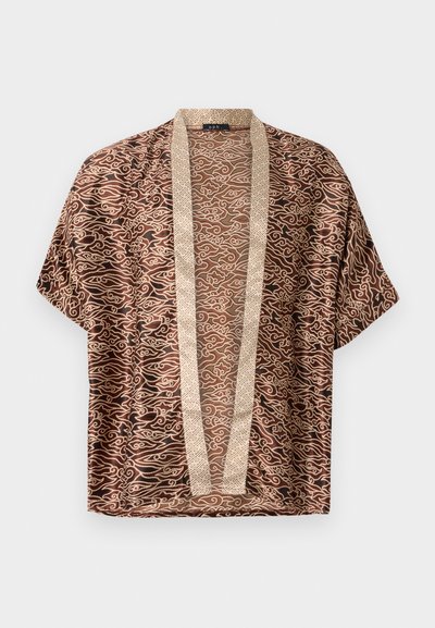 Bruine gemusterde kimono met wolkenontwerpen, met een gestructureerde beige rand langs de open voorkant en mouwen. Gemaakt van een soepele stof.