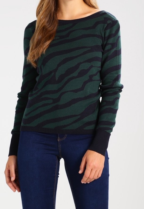 Pull vert avec un motif à rayures zébrées bleu marine, col et poignets côtelés, fabriqué en maille texturée. Coupe ajustée, manches longues.