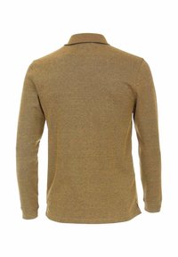 Langærmet polo skjorte i en dæmpet brun farve, med krave og sideslidelser. Stoffet har en blød tekstur med et let meleret udseende.