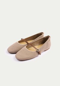Beige ribbat tyg balettinspirerade skor med ett brunt band och cirkulär spänne detaj. Rund tådesign, platt sula och mjukt innertyg.