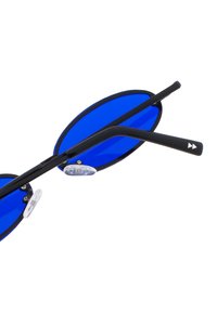 Gafas de sol con lentes azules, marco de metal negro, varillas rectas y almohadillas nasales transparentes. Presenta acentos triangulares en los extremos de las varillas.
