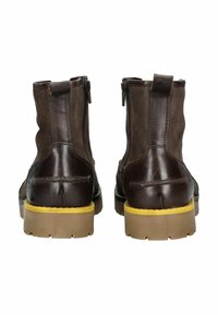 Hnědé kožené kotníkové boty se zipem, s texturovaným svrškem, žlutými akcenty na podrážce a pevnou hnědou gumovou podrážkou.