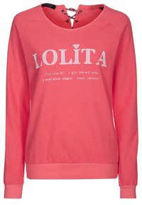 Sudadera rosa de manga larga con cuello redondo y detalle de cordones. Presenta texto blanco con la palabra "LOLITÁ" y una definición debajo.