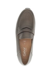 Braune Lederloafer mit gesticktem Design und einem dekorativen Riemen. Weiche Textur und gepolsterter Innenraum für Komfort. Gabor-Markenetikett enthalten.