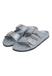 Blaue Slipper-Sandalen mit zwei verstellbaren Riemen, metallischen Schnallen und einem strukturierten Stoffoberteil. Flache Gummisohle.