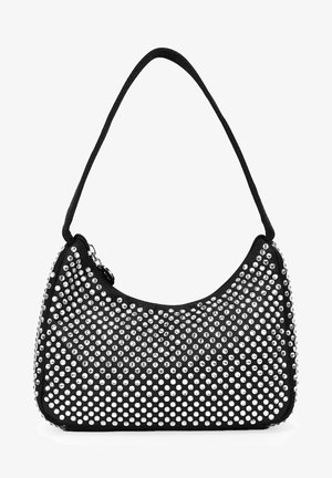 Bolso de mano negro con un diseño curvado, adornado con tachuelas plateadas y una sola correa para el hombro. Cierre con cremallera en la parte superior.