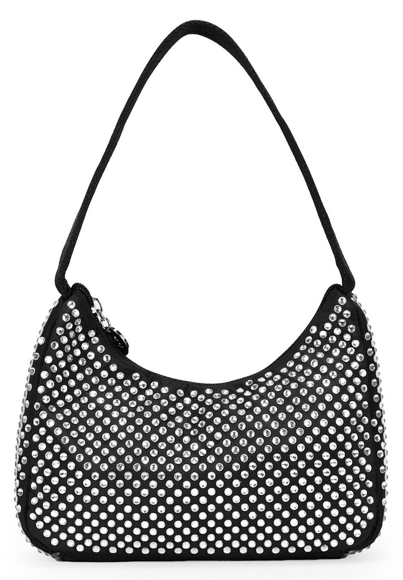 Bolso de mano negro con un diseño curvado, adornado con tachuelas plateadas y una sola correa para el hombro. Cierre con cremallera en la parte superior.