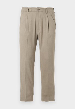 Beige-harmaa housut, joissa on tasainen etuosa, kaksi taitetta ja nappikiinnitys. Valmistettu sileästä, kevyestä kankaasta ja suorin lahkeiden leikkauksin.