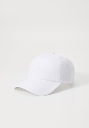 Hvit baseballcap laget av stoff med rund krone og buet brem. Har en liten, brodert logo på forsiden.