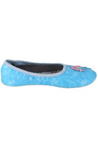 Blauwe stoffen balletschoen met een gestructureerd oppervlak, zilveren randafwerking en een kleurrijke vis-applicatie op de toppen.