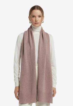 Lyserød strikket tørklæde med ribbet kant, lavet af blødt stof. Draperet omkring halsen supplerer det en hvid højhalset sweater.