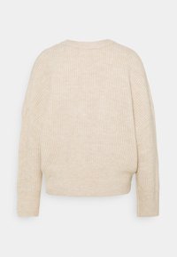 Beige žebrovaný pletený svetr s kulatým výstřihem, spadloumi rameny a dlouhými rukávy; měkká textura a zkrácený design.