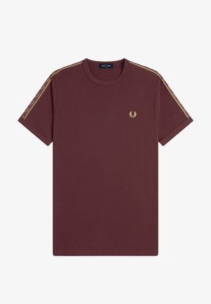 Dunkelrotes Kurzarm-T-Shirt mit goldenem Lorbeer-Logo auf der Brust und goldenen Lorbeer-Streifen entlang der Schultern und Ärmel.