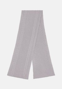 Écharpe en tricot gris avec une texture côtelée, des détails en tricot torsadé et un petit logo sur une extrémité.