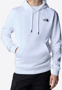 Felpa bianca con cappuccio realizzata in tessuto morbido, dotata di tasca frontale, polsini elasticizzati e un logo nero sul petto.