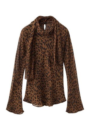 Top de manga larga con estampado de leopardo en marrón y negro. Fabricado con un tejido suave y transparente, con un diseño fluido y mangas acampanadas. Detalle de lazo en el cuello.