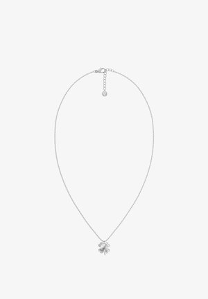 Collar de plata con una cadena delicada y un colgante de trébol de cuatro hojas, que presenta superficies lisas y pulidas y un cierre de gancho.