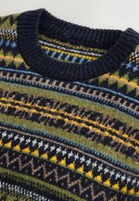 Kootud sviiter, millel on ümar kaelus, peamiselt tumesinise taustaga, koos mitmevärviliste geomeetriliste mustritega rohelises, kollases, pruunis ja sinises.