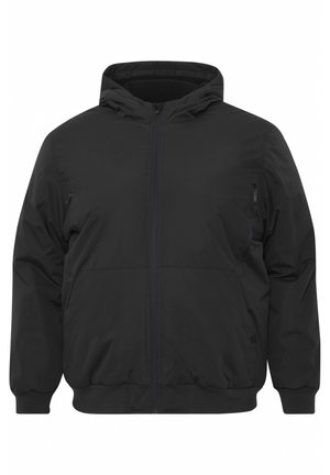 Chaqueta con capucha negra, fabricada en un tejido ligero y suave. Cuenta con un cierre frontal de cremallera y puños elásticos. Incluye dos bolsillos laterales con cremallera.