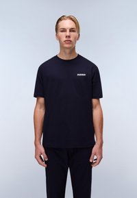 Granatowy bawełniany t-shirt z okrągłym dekoltem i krótkimi rękawami. Posiada małe białe logo na lewej piersi. Gładka struktura, luźny krój.
