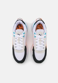 Sneaker atletiche bianche con accenti neri, camoscio beige e dettagli arancioni e teal. Presentano lacci e solette arancioni a motivi.