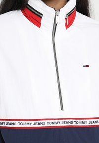 Tommy Jeans Větrovka - dark blue