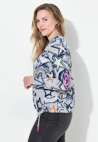 Grauer Sweatshirt mit bunten Stern- und Kreis-Mustern, Kordelzugsaum in Hellgrau mit pinken Enden, lange Ärmel, lässige Passform.