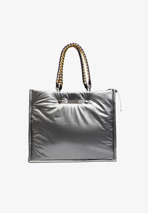 Zilveren nylon draagtas met gevlochten zwarte en gele handvatten, met een glanzende textuur en twee decoratieve knopen aan de voorkant.